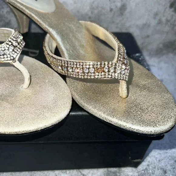 R3-TB. PELLE MODA WOMEN’S CRYSTAL BLING THONG LEATHER SANDAL GOLD LOW HEEL SZ 6M - Picture 2 of 16